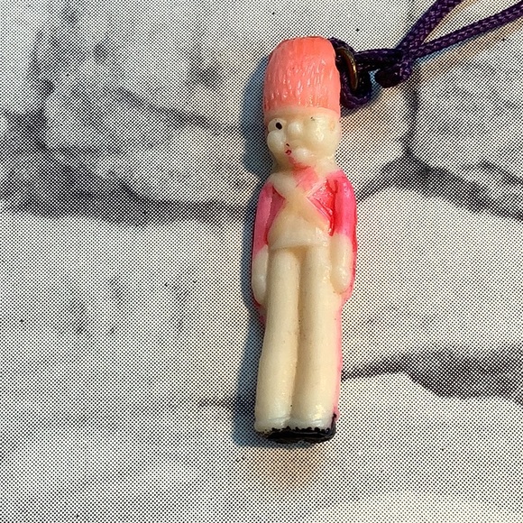 VINTAGE 1940’s CRACKER JACK CELLULOID TOY SOLDIER CHARM PRIZE - Picture 2 of 4